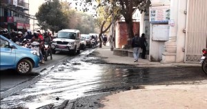 सिंहदरबार पूर्वी गेट अगाडि ढल फुटेर दुर्गन्ध फैलियो, सरकार भने बेखबर